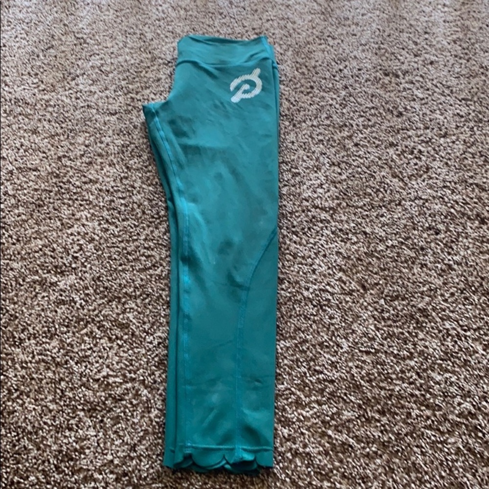 Peloton size M exercise leggings.